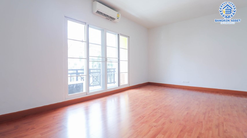 *****ทาวน์เฮ้าส์มือสองย่านลาดพร้าว ม.คาซ่าซิตี้ ลาดพร้าว เนื้อที่กว้าง 27.50 ตร.ว. ฟังก์ชัน 3 ห้องนอน  4 ห้องน้ำ ทาวน์เฮ้าส์ตกแต่งสวย ในย่านอยู่อาศัย เหมาะกับการทำเป็น Home Office  ตั้งบนทำเลแห่งการเดินทาง ใกล้รถไฟฟ้าสายสีเหลือง "สถานีลาดพร้าว101" และจุดขึ้นทางด่วน "เอกมัย-รามอินทรา" จองเลย!!